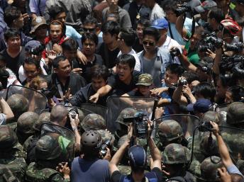 ປະຊາຊົນໄທຈັດການ ແຫ່ຂະບວນປະທ້ວງ ຄັດຄ້ານການລັດ ຖະປະຫານ